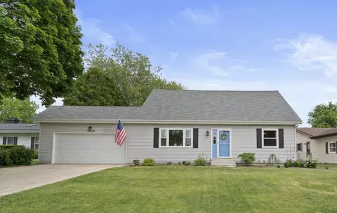 1602 Pebblewood Dr, Sycamore, IL 60178