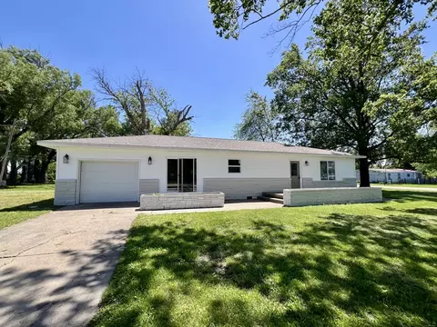 302 N Johnson St, Longview, IL 61852 photo 2
