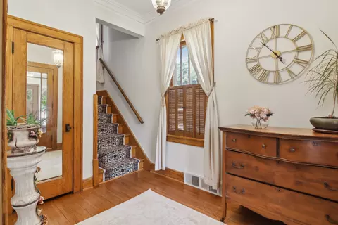 Entry Way - 738 Augusta Ave, Elgin, IL 60120 photo 3 of 4