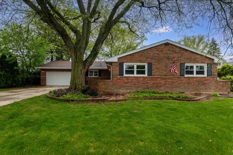 937 Twilight Ln, Wheeling, IL 60090