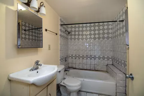 Bath - 1990 Patrick Ave, Kankakee, IL 60901 photo 1 of 1