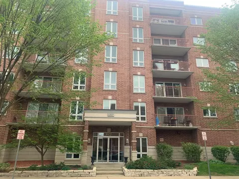 1327 E Washington St #207, Des Plaines, IL 60016
