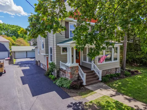 319 W Judd St, Woodstock, IL 60098