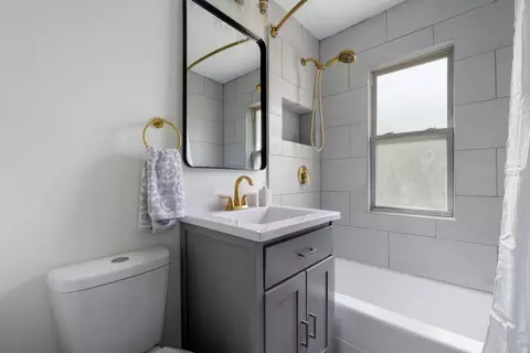 Bath - 715 E 105th Pl, Chicago, IL 60628 photo 1 of 2