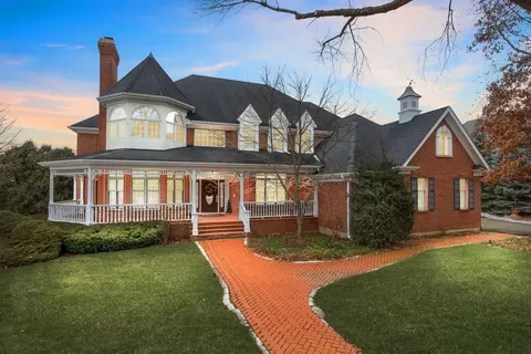 33 Muirfield Cir, Wheaton, IL 60189