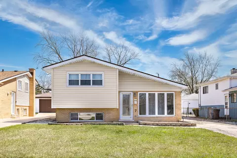 7 N School St, Addison, IL 60101