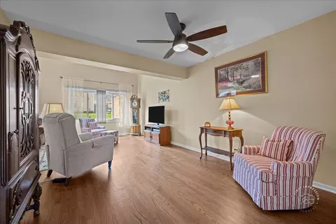 2122 Fox Run, Wheaton, IL 60189 photo 5