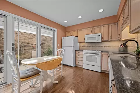 2122 Fox Run, Wheaton, IL 60189 photo 9