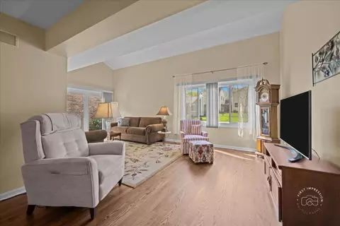 2122 Fox Run, Wheaton, IL 60189 photo 4