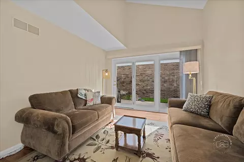 2122 Fox Run, Wheaton, IL 60189 photo 6