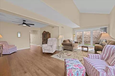 2122 Fox Run, Wheaton, IL 60189 photo 3
