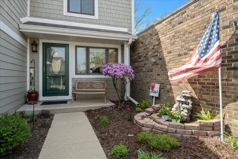2122 Fox Run, Wheaton, IL 60189 photo 2