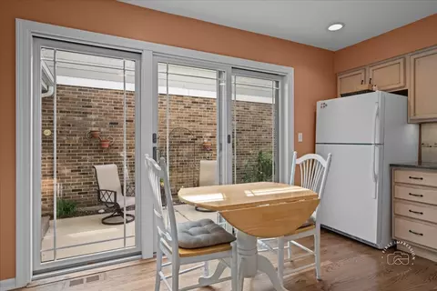 2122 Fox Run, Wheaton, IL 60189 photo 10