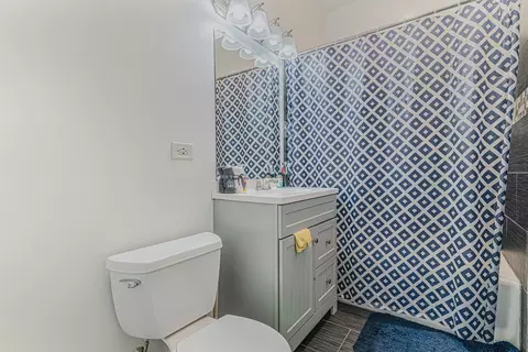 Bath - 2244 N Kenneth Ave, Chicago, IL 60639 photo 1 of 1