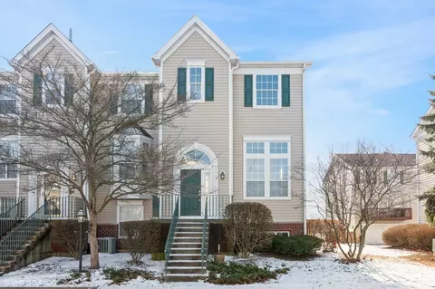 2432 Courtyard Cir #1, Aurora, IL 60506