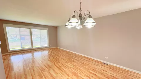 Living - 902 School Ave, Matteson, IL 60443 photo 2 of 3