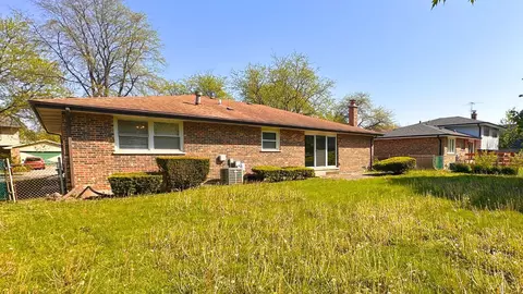 Exterior - 902 School Ave, Matteson, IL 60443 photo 3 of 4