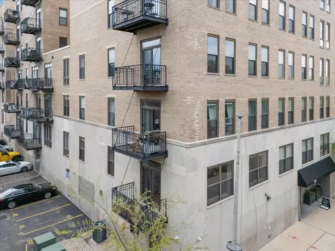 Exterior - 811 S Lytle St #101, Chicago, IL 60607 photo 1 of 2