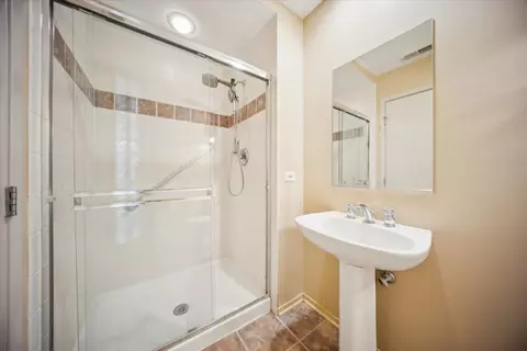 Bath - 811 S Lytle St #101, Chicago, IL 60607 photo 2 of 4
