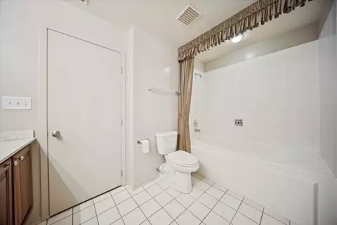 Bath - 811 S Lytle St #101, Chicago, IL 60607 photo 4 of 4