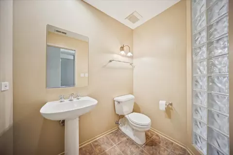Bath - 811 S Lytle St #101, Chicago, IL 60607 photo 1 of 4