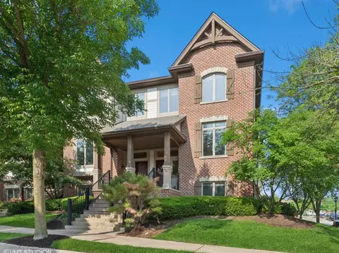 301 Brownstone Dr, Saint Charles, IL 60174