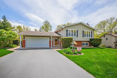 5003 Valerie Dr, Crystal Lake, IL 60014