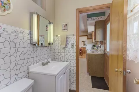 Bath - 1408 Evergreen St, Wheaton, IL 60187 photo 2 of 2