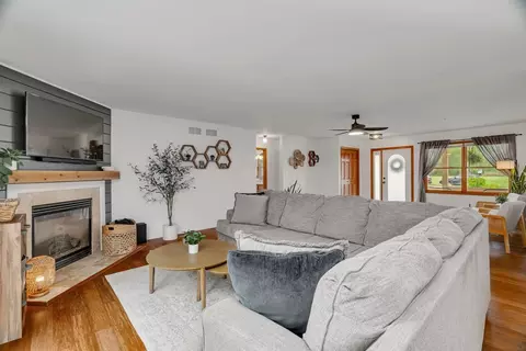 Living - 817 W 3rd St, Braidwood, IL 60408 photo 3 of 4