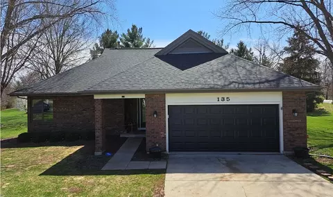135 Thornhill Farm Ln, Saint Charles, IL 60175