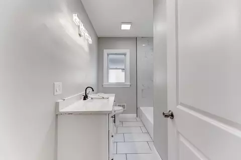 Bath - 6737 S Sangamon St, Chicago, IL 60621 photo 1 of 4