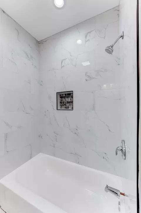 Bath - 6737 S Sangamon St, Chicago, IL 60621 photo 2 of 4
