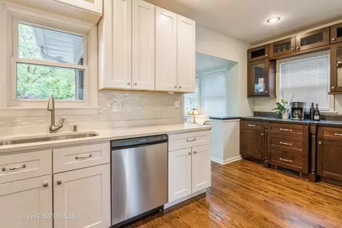 Kitchen - 496 Longcommon Rd, Riverside, IL 60546 photo 2 of 3
