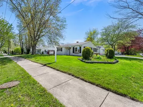 488 N 1st St, Gurnee, IL 60031 photo 8