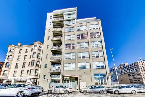 770 W Gladys Ave #204, Chicago, IL 60661
