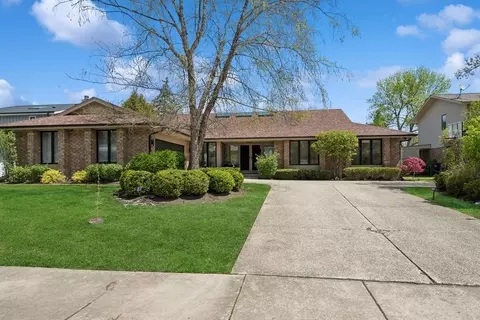 3726 Pebble Beach Rd, Northbrook, IL 60062