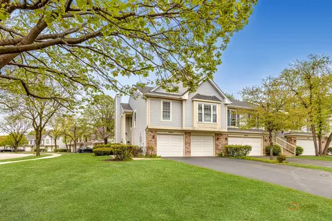 2805 S Embers Ln, Arlington Heights, IL 60005