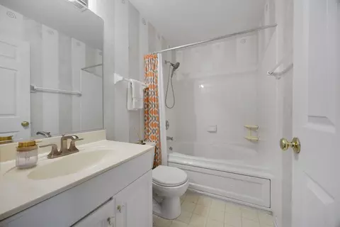 Bath - 920 Willow St, Itasca, IL 60143 photo 3 of 3
