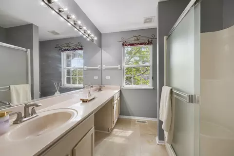 Bath - 920 Willow St, Itasca, IL 60143 photo 2 of 3