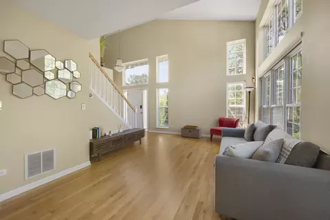 Living - 920 Willow St, Itasca, IL 60143 photo 2 of 3