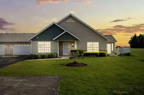 2113 Waterbury Ln W #2113, Sycamore, IL 60178