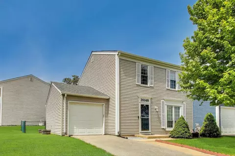 3 S148 Briarwood Dr, Warrenville, IL 60555