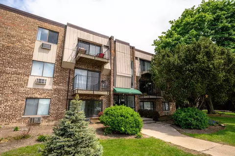 1477 Winslowe Dr #302, Palatine, IL 60074