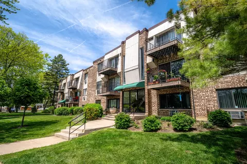 1473 N Winslowe Dr #301, Palatine, IL 60067