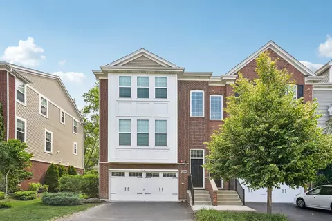 2490 Huntleigh Ln, Woodridge, IL 60517