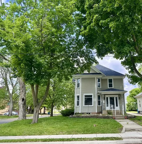 1527 7th St, Peru, IL 61354