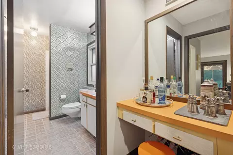 Bath - s070 River Lane, Winfield, IL 60190 photo 1 of 4