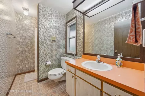 Bath - s070 River Lane, Winfield, IL 60190 photo 2 of 4