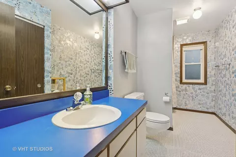 Bath - s070 River Lane, Winfield, IL 60190 photo 3 of 4
