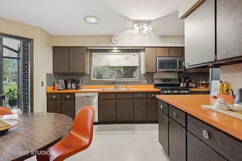 Kitchen - s070 River Lane, Winfield, IL 60190 photo 4 of 6